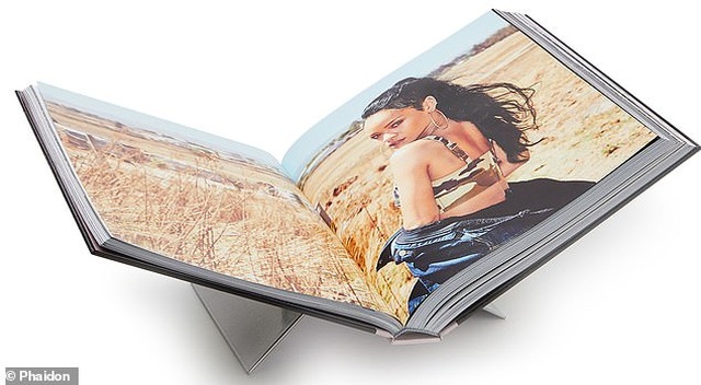 Sách ảnh 2,5 tỷ đồng của Rihanna bán hết trong “một nốt nhạc” - 14 Sách ảnh 2,5 tỷ đồng của Rihanna bán hết trong “một nốt nhạc” - 14
