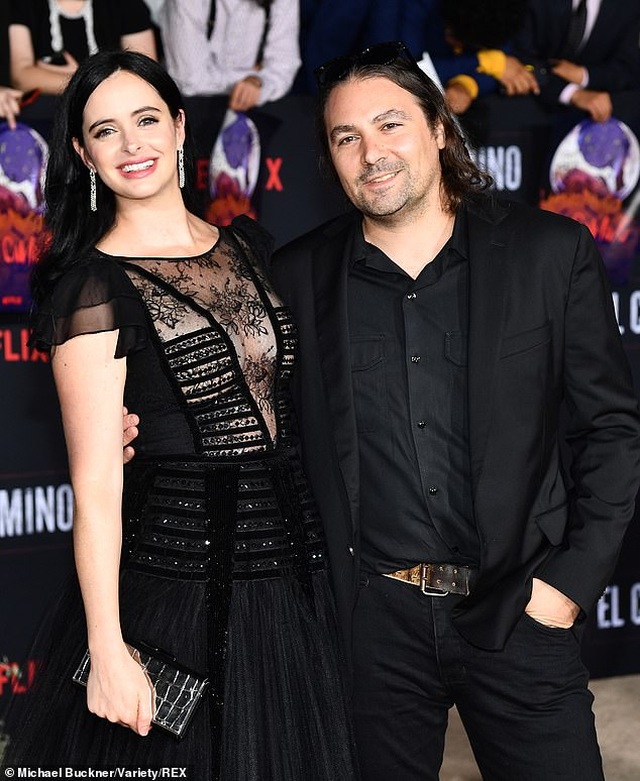 Krysten Ritter diện váy không nội y táo bạo - 2 Krysten Ritter diện váy không nội y táo bạo - 2