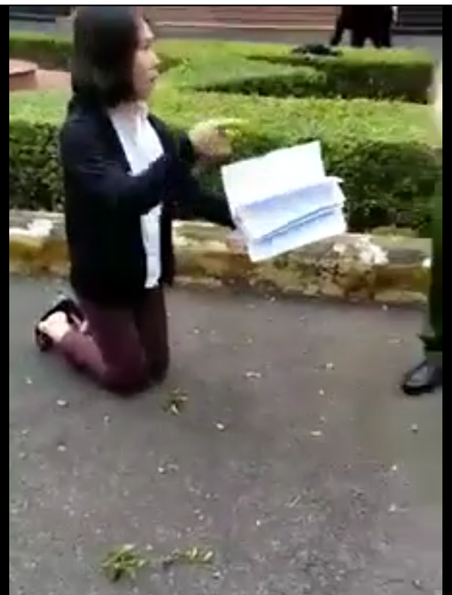 Vụ giáo viên quỳ gối tại ủy ban tỉnh: Điều động công tác có thiếu sót nhưng đúng thẩm quyền - 1 Vụ giáo viên quỳ gối tại ủy ban tỉnh: Điều động công tác có thiếu sót nhưng đúng thẩm quyền - 1