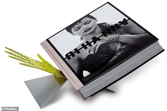 Sách ảnh 2,5 tỷ đồng của Rihanna bán hết trong “một nốt nhạc” - 7 Sách ảnh 2,5 tỷ đồng của Rihanna bán hết trong “một nốt nhạc” - 7