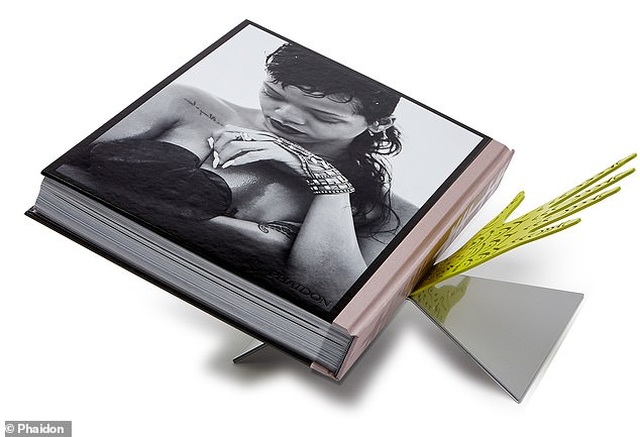 Sách ảnh 2,5 tỷ đồng của Rihanna bán hết trong “một nốt nhạc” - 8 Sách ảnh 2,5 tỷ đồng của Rihanna bán hết trong “một nốt nhạc” - 8