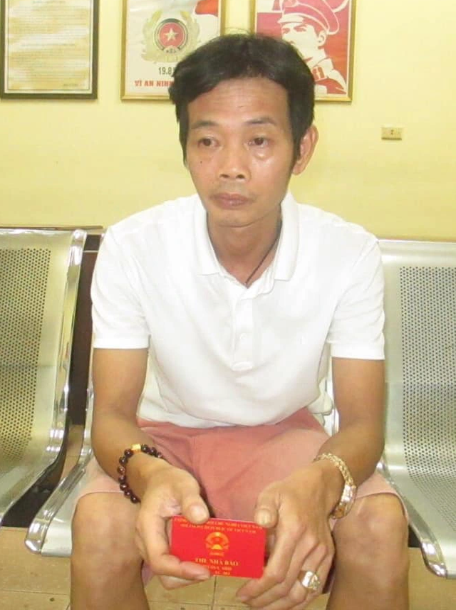 Hà Nội: Người đàn ông giả danh phóng viên thời sự VTV1 để xin lỗi vi phạm giao thông - 2 Hà Nội: Người đàn ông giả danh phóng viên thời sự VTV1 để xin lỗi vi phạm giao thông - 2