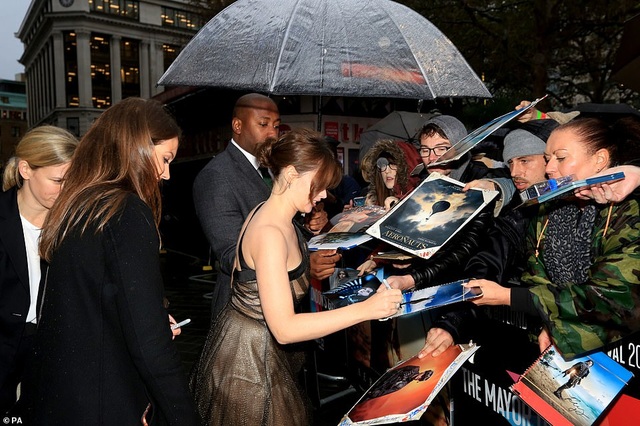 Cô gái Đan Mạch Eddie Redmayne thân thiết bên đồng nghiệp xinh đẹp - 8 Cô gái Đan Mạch Eddie Redmayne thân thiết bên đồng nghiệp xinh đẹp - 8