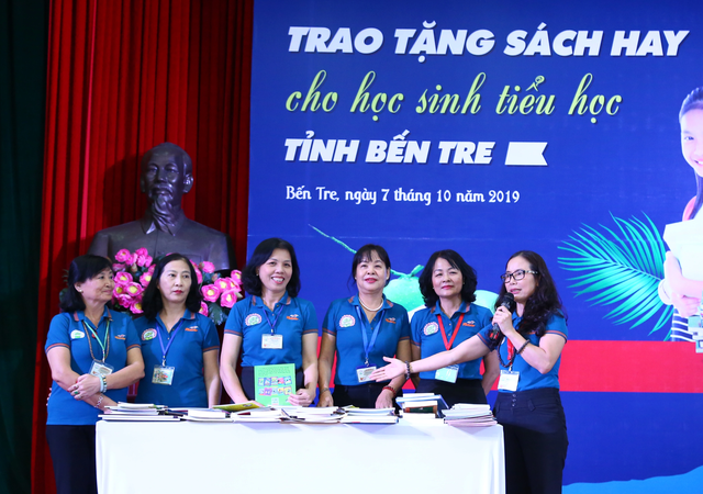 Trao tặng sách hay cho gần 100 trường tiểu học ở Bến Tre - 1 Trao tặng sách hay cho gần 100 trường tiểu học ở Bến Tre - 1