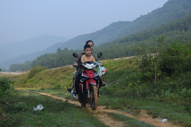 Giấc mơ được đến trường của cậu bé 7 tuổi liệt tứ chi, tập viết bằng miệng - 6 Giấc mơ được đến trường của cậu bé 7 tuổi liệt tứ chi, tập viết bằng miệng - 6