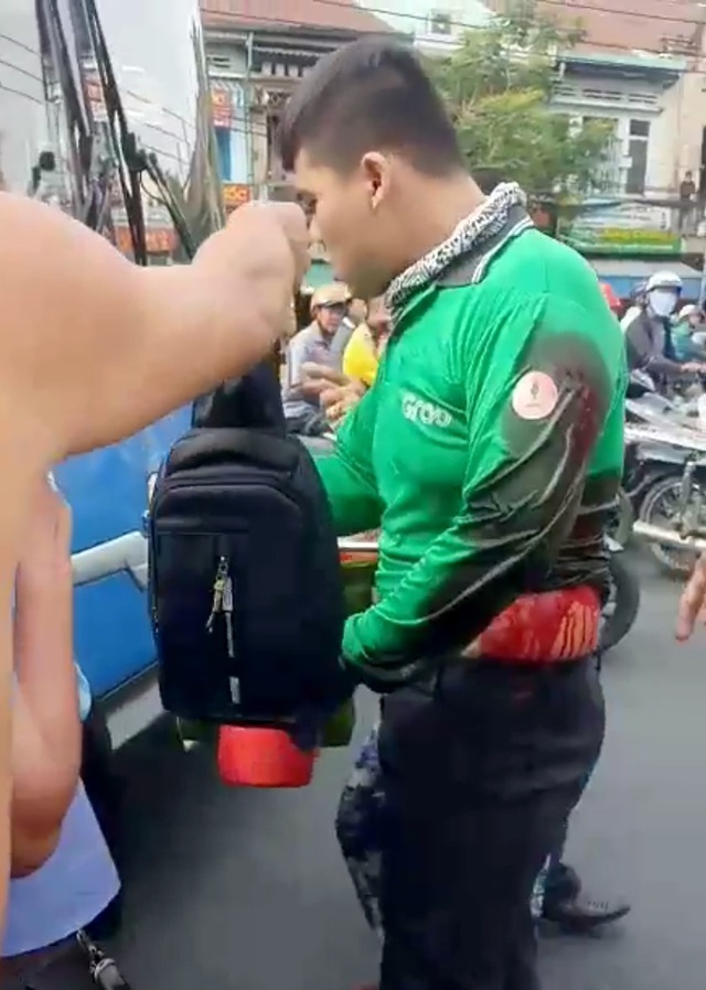 TPHCM: Sa thải tài xế xe buýt dùng hung khí đâm tài xế Grab - 1 TPHCM: Sa thải tài xế xe buýt dùng hung khí đâm tài xế Grab - 1