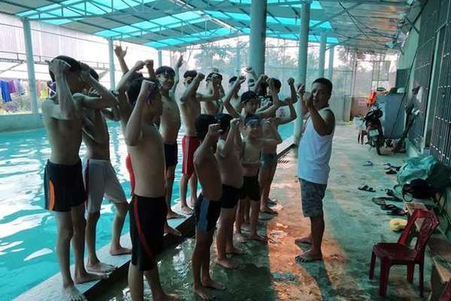 Thầy giáo dạy bơi miễn phí cho học sinh - 2 Thầy giáo dạy bơi miễn phí cho học sinh - 2