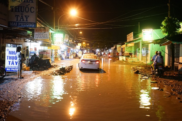 Nín thở “vượt cạn” cùng xe cứu hỏa qua con đường Nữ dân công đau khổ! - 8 Nín thở “vượt cạn” cùng xe cứu hỏa qua con đường Nữ dân công đau khổ! - 8
