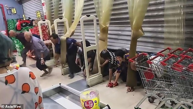 Bò dưới sàn nhà, chui qua khe cửa hẹp để tranh mua trứng hạ giá - 2 Bò dưới sàn nhà, chui qua khe cửa hẹp để tranh mua trứng hạ giá - 2