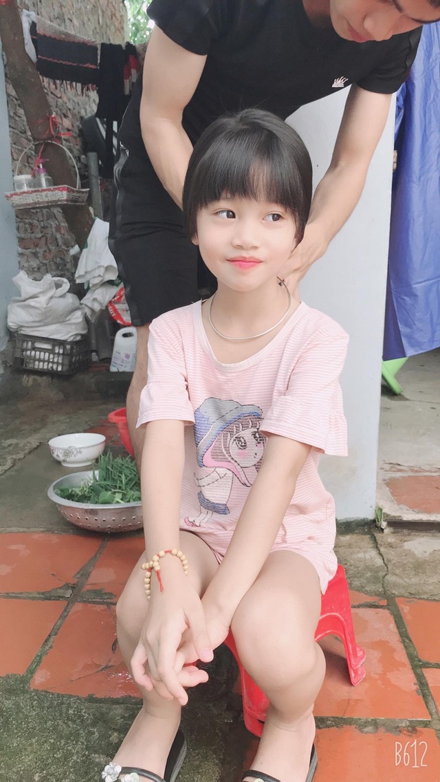 Dân mạng thích thú với hình ảnh anh trai cắt tóc, chải đầu cho em gái - 3 Dân mạng thích thú với hình ảnh anh trai cắt tóc, chải đầu cho em gái - 3