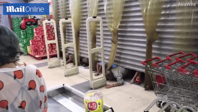 Bò dưới sàn nhà, chui qua khe cửa hẹp để tranh mua trứng hạ giá - 1 Bò dưới sàn nhà, chui qua khe cửa hẹp để tranh mua trứng hạ giá - 1