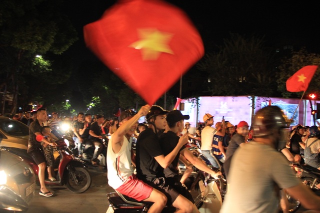 Hà Nội: Hàng ngàn cổ động viên xuống phố đi bão sau chiến thắng của đội tuyển Việt Nam - 7