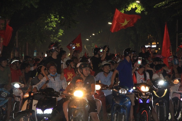 Hà Nội: Hàng ngàn cổ động viên xuống phố đi bão sau chiến thắng của đội tuyển Việt Nam - 2