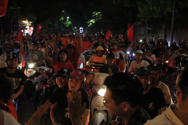 Hà Nội: Hàng ngàn cổ động viên xuống phố đi bão sau chiến thắng của đội tuyển Việt Nam - 11