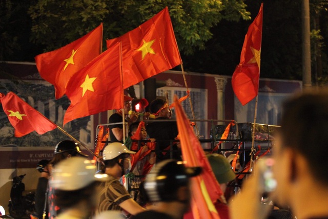 Hà Nội: Hàng ngàn cổ động viên xuống phố đi bão sau chiến thắng của đội tuyển Việt Nam - 6