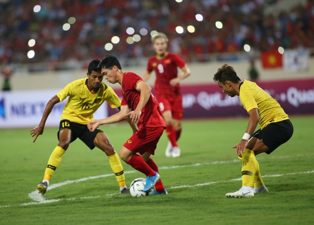 Việt Nam 1-0 Malaysia: Quang Hải ghi bàn đẳng cấp - 8