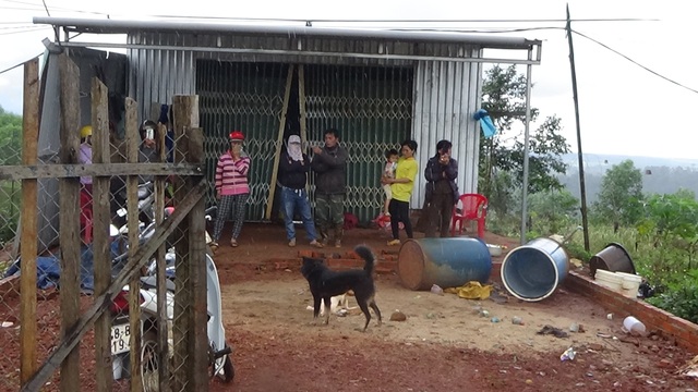 Tưới xăng, dọa thiêu vợ con để gây áp lực cho đoàn cưỡng chế - 1 Tưới xăng, dọa thiêu vợ con để gây áp lực cho đoàn cưỡng chế - 1