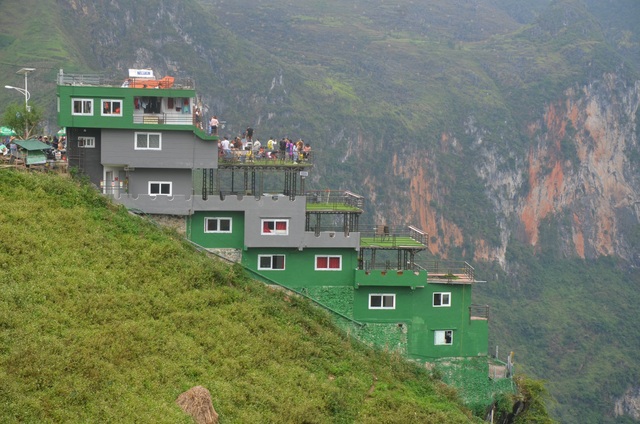Cận cảnh Mã Pì Lèng Panorama “khoác áo” màu xanh trước khi bị tháo dỡ - 3 Cận cảnh Mã Pì Lèng Panorama “khoác áo” màu xanh trước khi bị tháo dỡ - 3
