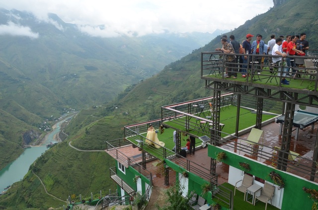 Cận cảnh Mã Pì Lèng Panorama “khoác áo” màu xanh trước khi bị tháo dỡ - 4 Cận cảnh Mã Pì Lèng Panorama “khoác áo” màu xanh trước khi bị tháo dỡ - 4