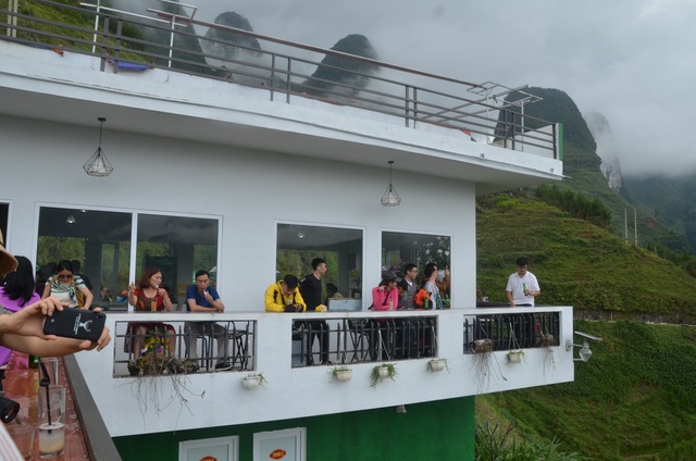 Cận cảnh Mã Pì Lèng Panorama “khoác áo” màu xanh trước khi bị tháo dỡ - 6 Cận cảnh Mã Pì Lèng Panorama “khoác áo” màu xanh trước khi bị tháo dỡ - 6