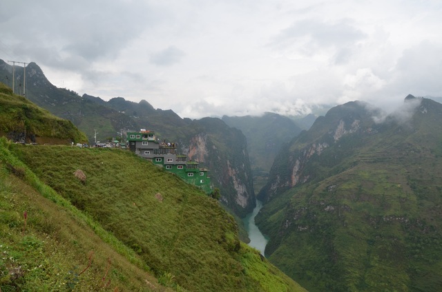 Cận cảnh Mã Pì Lèng Panorama “khoác áo” màu xanh trước khi bị tháo dỡ - 8 Cận cảnh Mã Pì Lèng Panorama “khoác áo” màu xanh trước khi bị tháo dỡ - 8