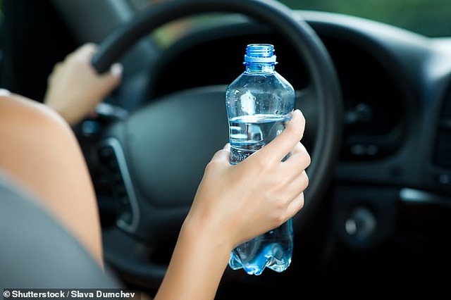 Bị phạt 2,5 triệu đồng vì uống nước trong lúc lái xe