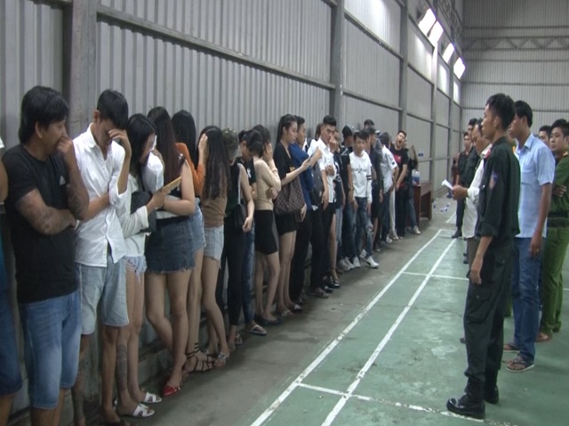 Đột kích quán bar, phát hiện 31 đối tượng dương tính ma túy - 2