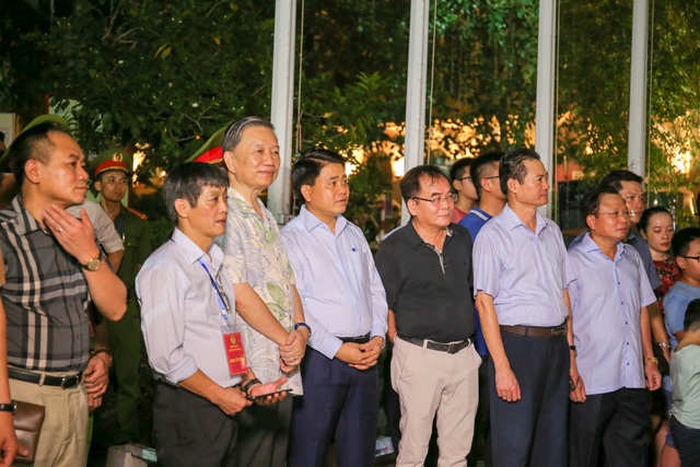 Đội kèn Công an nhân dân biểu diễn quanh Hồ Gươm, rộn ràng phố đi bộ - 5 Đội kèn Công an nhân dân biểu diễn quanh Hồ Gươm, rộn ràng phố đi bộ - 5