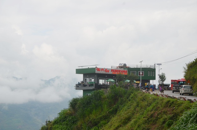 Cận cảnh Mã Pì Lèng Panorama “khoác áo” màu xanh trước khi bị tháo dỡ - 2 Cận cảnh Mã Pì Lèng Panorama “khoác áo” màu xanh trước khi bị tháo dỡ - 2