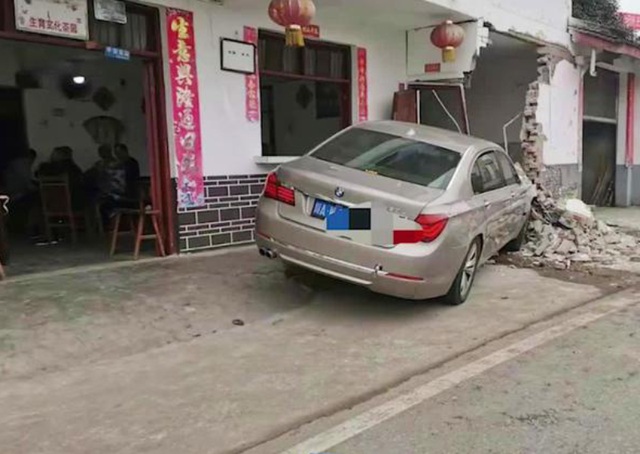 Xe BMW đâm đổ tường nhà, các cụ già vẫn thản nhiên chơi mạt chược