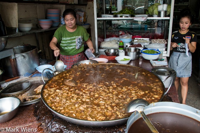 Kinh ngạc: Nhà hàng đun nồi nước dùng từ nửa thế kỷ trước cho khách ăn - 5 Kinh ngạc: Nhà hàng đun nồi nước dùng từ nửa thế kỷ trước cho khách ăn - 5