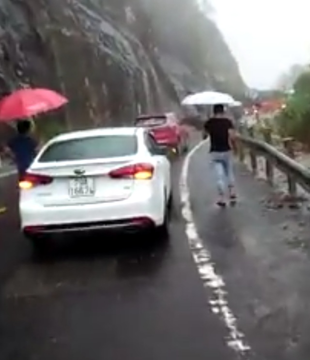 Hơn 90m3 đá bất ngờ rơi trên đèo Nha Trang - Đà Lạt - 1 Hơn 90m3 đá bất ngờ rơi trên đèo Nha Trang - Đà Lạt - 1