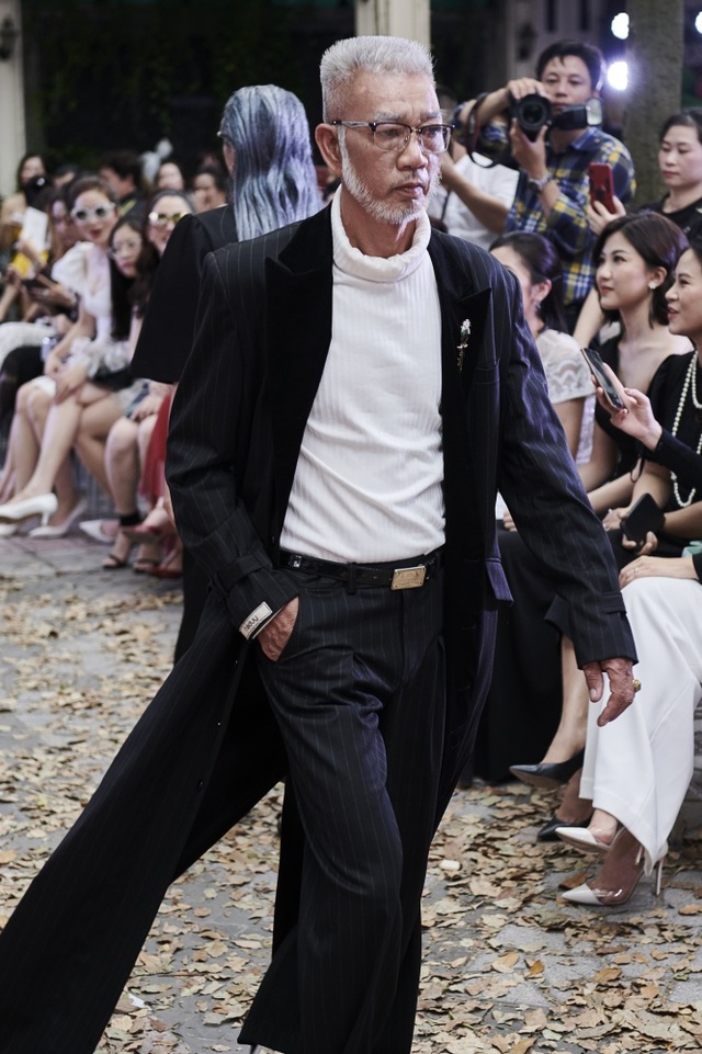 Phương Mai “bế” bụng bầu catwalk cùng Thu Thuỷ, Huyền My, Hồng Quế - 22 Phương Mai “bế” bụng bầu catwalk cùng Thu Thuỷ, Huyền My, Hồng Quế - 22