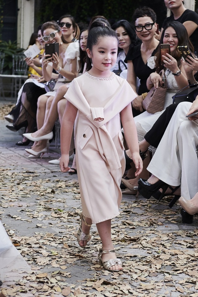 Phương Mai “bế” bụng bầu catwalk cùng Thu Thuỷ, Huyền My, Hồng Quế - 24 Phương Mai “bế” bụng bầu catwalk cùng Thu Thuỷ, Huyền My, Hồng Quế - 24