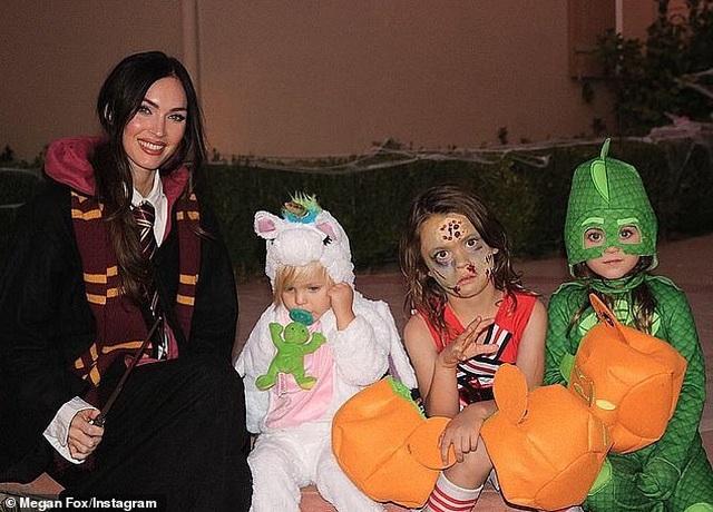 Megan Fox xinh đẹp đưa con đi chơi công viên - 4 Megan Fox xinh đẹp đưa con đi chơi công viên - 4