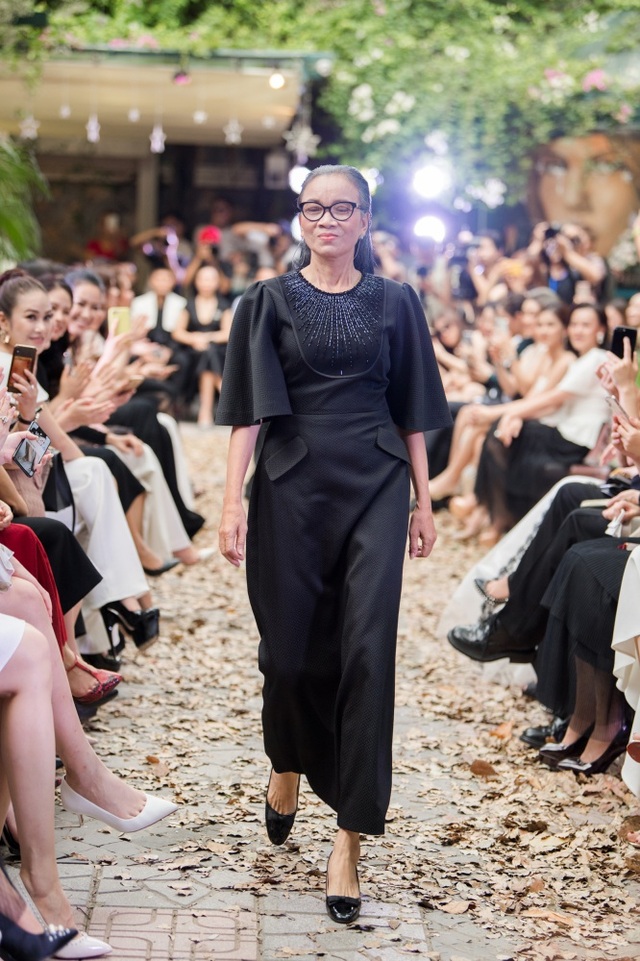 Phương Mai “bế” bụng bầu catwalk cùng Thu Thuỷ, Huyền My, Hồng Quế - 21 Phương Mai “bế” bụng bầu catwalk cùng Thu Thuỷ, Huyền My, Hồng Quế - 21