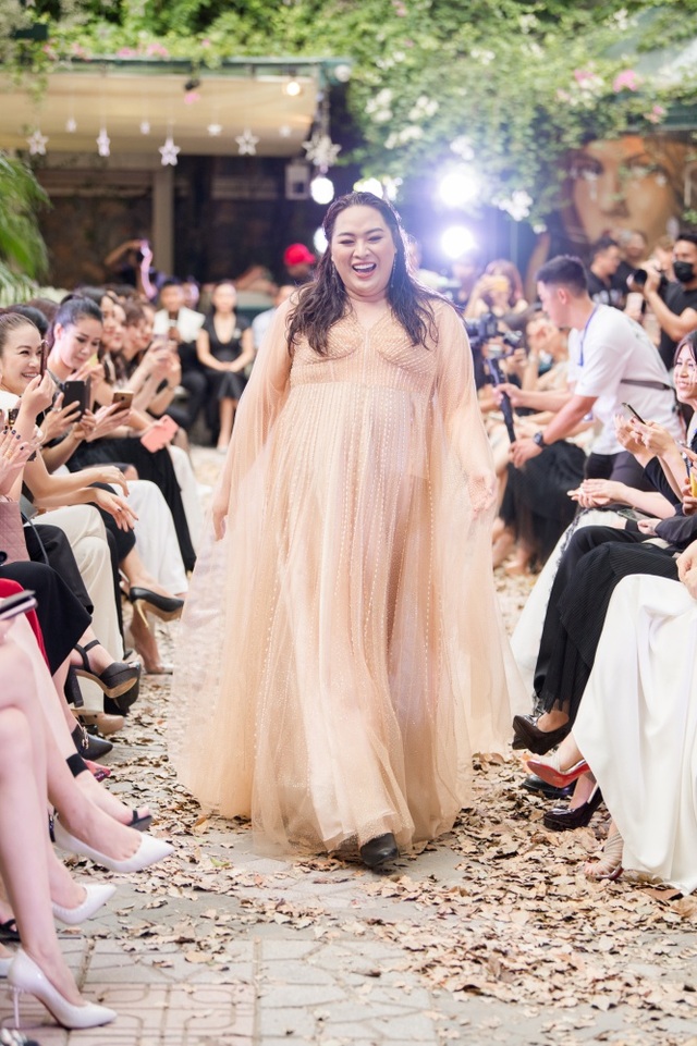 Phương Mai “bế” bụng bầu catwalk cùng Thu Thuỷ, Huyền My, Hồng Quế - 19 Phương Mai “bế” bụng bầu catwalk cùng Thu Thuỷ, Huyền My, Hồng Quế - 19