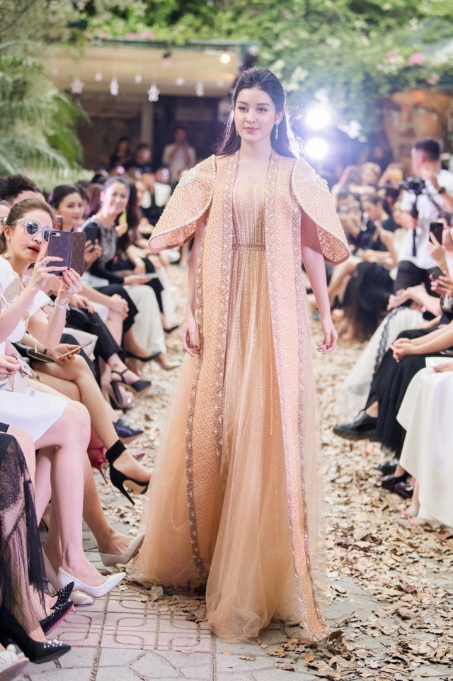 Phương Mai “bế” bụng bầu catwalk cùng Thu Thuỷ, Huyền My, Hồng Quế - 15 Phương Mai “bế” bụng bầu catwalk cùng Thu Thuỷ, Huyền My, Hồng Quế - 15