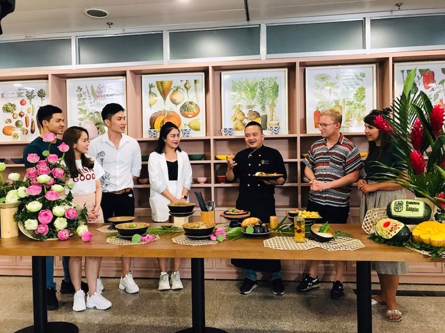 Khai trương Cuisine De Saigon: Võ Quốc gây thương nhớ cho hành khách sân bay bằng ẩm thực truyền thống Việt Nam - 1 Khai trương Cuisine De Saigon: Võ Quốc gây thương nhớ cho hành khách sân bay bằng ẩm thực truyền thống Việt Nam - 1