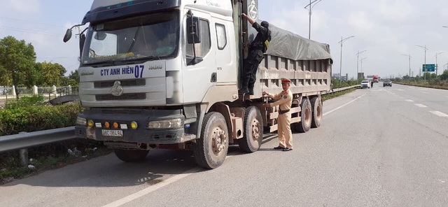 Phong toả hàng loạt điểm nóng, xử lý hơn 3000 “hung thần xa lộ” tại Bắc Giang - 2 Phong toả hàng loạt điểm nóng, xử lý hơn 3000 “hung thần xa lộ” tại Bắc Giang - 2