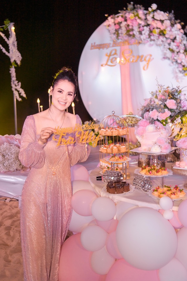 Sinh nhật sang chảnh bên bờ biển của người đẹp Hoa hậu Hoàn vũ - 4 Sinh nhật sang chảnh bên bờ biển của người đẹp Hoa hậu Hoàn vũ - 4