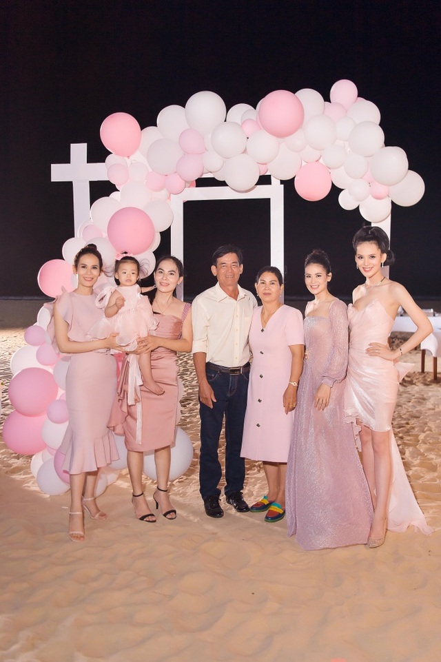 Sinh nhật sang chảnh bên bờ biển của người đẹp Hoa hậu Hoàn vũ - 7 Sinh nhật sang chảnh bên bờ biển của người đẹp Hoa hậu Hoàn vũ - 7