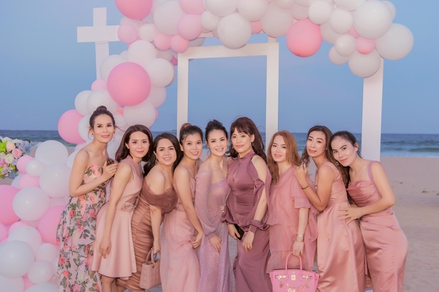 Sinh nhật sang chảnh bên bờ biển của người đẹp Hoa hậu Hoàn vũ - 12 Sinh nhật sang chảnh bên bờ biển của người đẹp Hoa hậu Hoàn vũ - 12