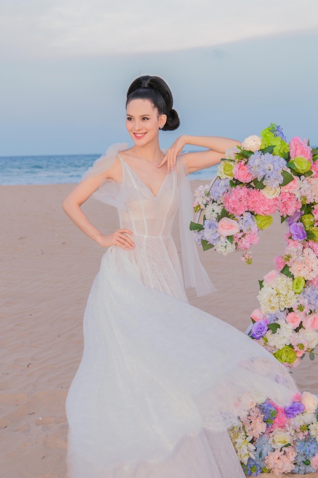 Sinh nhật sang chảnh bên bờ biển của người đẹp Hoa hậu Hoàn vũ - 9 Sinh nhật sang chảnh bên bờ biển của người đẹp Hoa hậu Hoàn vũ - 9