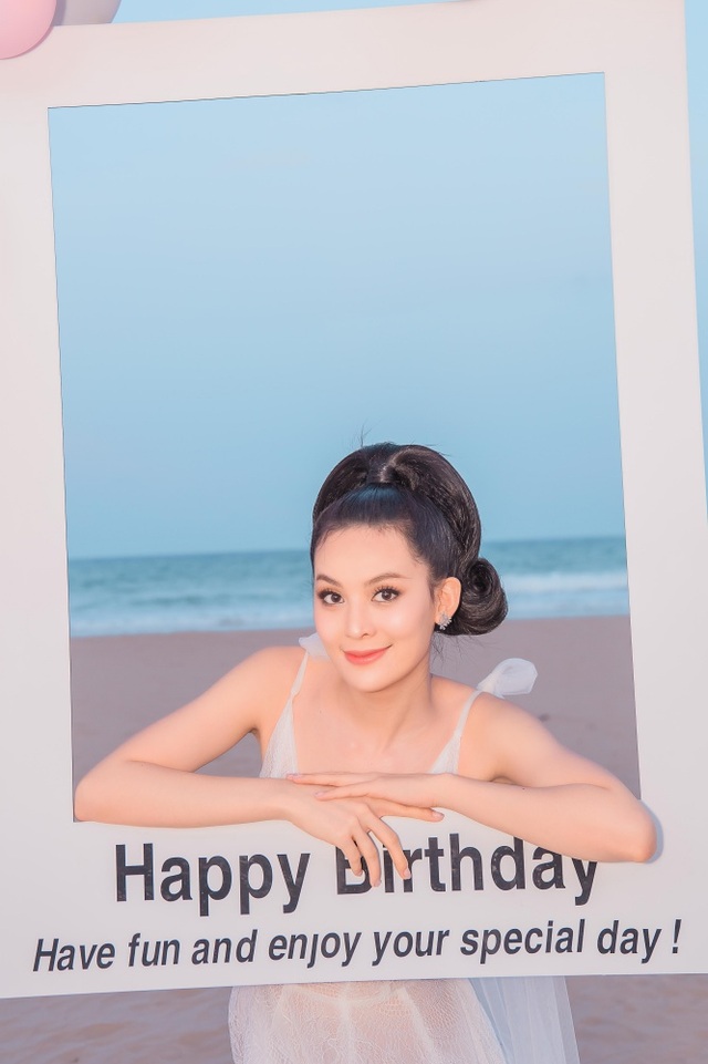 Sinh nhật sang chảnh bên bờ biển của người đẹp Hoa hậu Hoàn vũ - 10 Sinh nhật sang chảnh bên bờ biển của người đẹp Hoa hậu Hoàn vũ - 10
