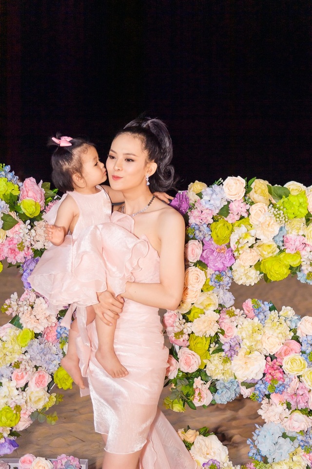 Sinh nhật sang chảnh bên bờ biển của người đẹp Hoa hậu Hoàn vũ - 17 Sinh nhật sang chảnh bên bờ biển của người đẹp Hoa hậu Hoàn vũ - 17