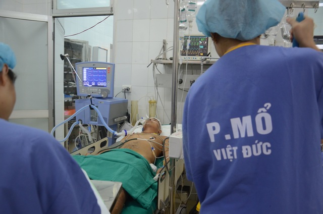 Bạn đọc Dân trí thức đêm trong viện chăm chàng trai xin thoát nghèo - 1 Bạn đọc Dân trí thức đêm trong viện chăm chàng trai xin thoát nghèo - 1