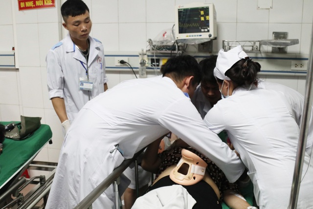 Vụ xe tải đối đầu xe khách: Cú va chạm kinh hoàng trong cơn mưa lớn - 3 Vụ xe tải đối đầu xe khách: Cú va chạm kinh hoàng trong cơn mưa lớn - 3