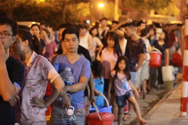 Người dân Hà Nội mang xô chậu, xếp hàng lúc nửa đêm lấy nước sạch miễn phí - 14 Người dân Hà Nội mang xô chậu, xếp hàng lúc nửa đêm lấy nước sạch miễn phí - 14