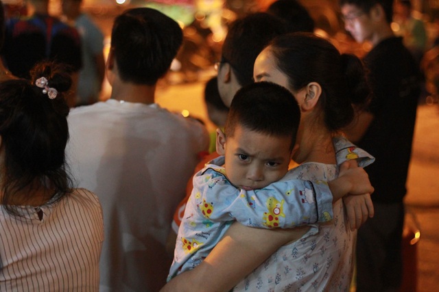Người dân Hà Nội mang xô chậu, xếp hàng lúc nửa đêm lấy nước sạch miễn phí - 7 Người dân Hà Nội mang xô chậu, xếp hàng lúc nửa đêm lấy nước sạch miễn phí - 7